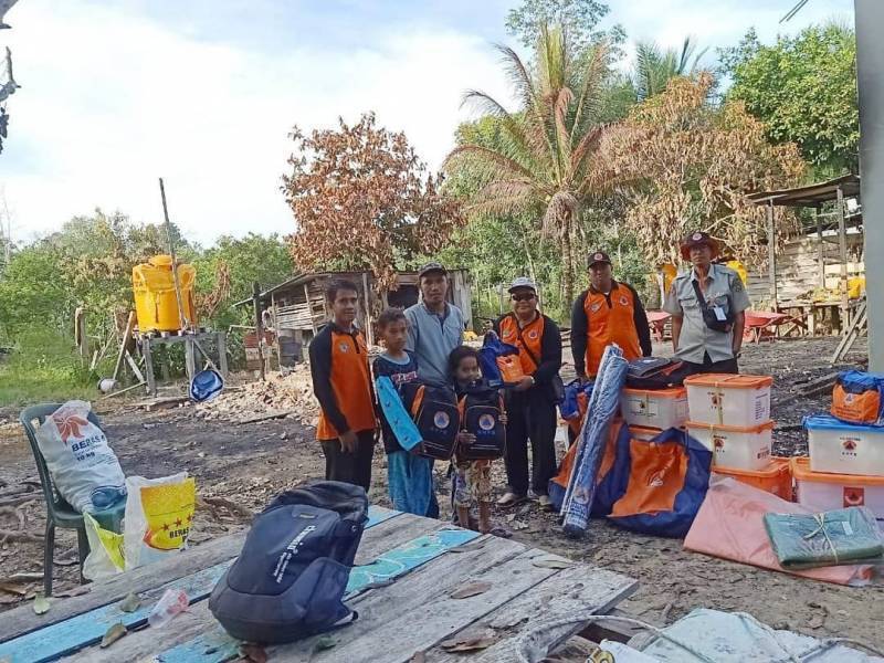 Penyerahan Logistik kepada Korban Kebakaran di Desa Bebakung